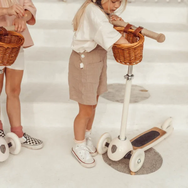 Banwood-Cream-Scooter-8_800x_be67ded4e530c57cd811b856178f1a08.webp