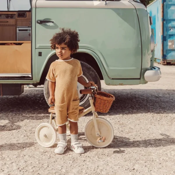 banwood-trike-tricycle-creme-www-lespetits-fr-419778_de51ad83525d05aa95bb21a84b0ffaa1.webp